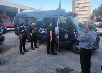 Trasladaron presos de la Jefatura de San Lorenzo: secuestraron 25 cuchillos y facas