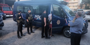 Trasladaron presos de la Jefatura de San Lorenzo: secuestraron 25 cuchillos y facas