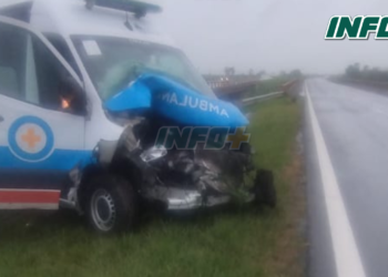 Una ambulancia chocó en autopista en el puente del arroyo de Monje: una enfermera herida