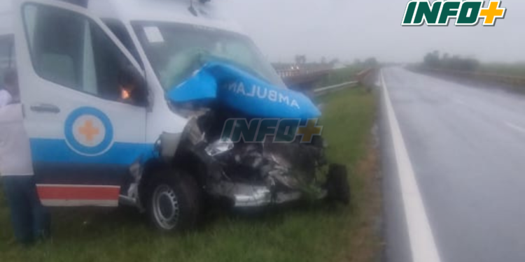Una ambulancia chocó en autopista en el puente del arroyo de Monje: una enfermera herida