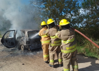 Maciel: un auto ardió en llamas en un camino a la vera de la autopista