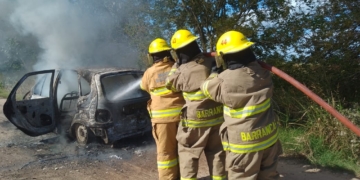 Maciel: un auto ardió en llamas en un camino a la vera de la autopista
