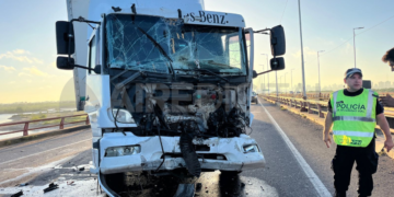 Fuerte choque entre dos camiones en la autopista Rosario Santa Fe