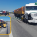 Un camión chocó a una camioneta y a un mini cargador que trabajaban en autopista