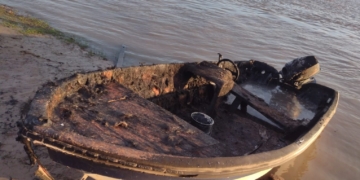 «Fue un desperfecto»: pérdidas totales tras incendiarse una lancha en Puerto Aragón