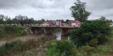 Desesperada búsqueda de un niño que cayó al arroyo en Cañada de Gómez