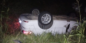 Un auto esquivó a un perro y volcó en un zanjón a la vera de la Ruta 11