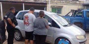 Una mujer intentó robar con un bebé en brazos