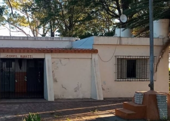 Robaron aberturas y hasta pupitres en la escuela rural ubicada entre Díaz y Carrizales