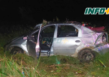 Un auto despistó sobre autopista en Barrancas y cruzó de carril: cuatro heridos