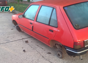 Robaron dos ruedas a un auto en las calles de Barrancas