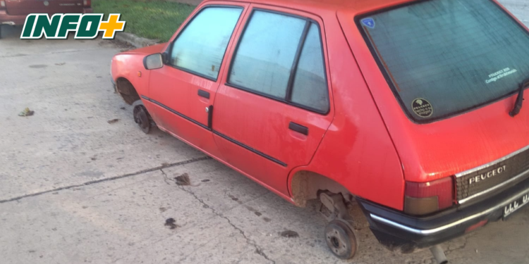 Robaron dos ruedas a un auto en las calles de Barrancas