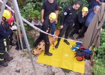 Pudo ser tragedia: una anciana cayó en un profundo pozo y fue rescatada por bomberos