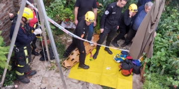 Pudo ser tragedia: una anciana cayó en un profundo pozo y fue rescatada por bomberos