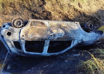 Un auto ardió en llamas en una cuneta a metros de la autopista 