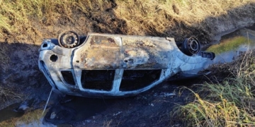 Un auto ardió en llamas en una cuneta a metros de la autopista 