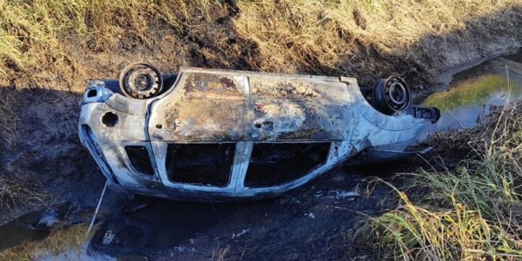 Un auto ardió en llamas en una cuneta a metros de la autopista
