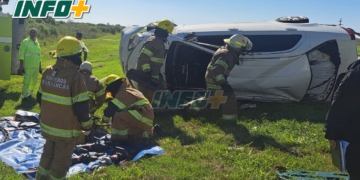 Un auto despistó y volcó en autopista entre Maciel y Monje: conductor atrapado