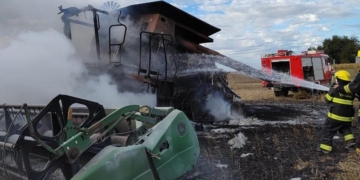 Cosechaban en un campo de Totoras y la máquina terminó consumida por el fuego