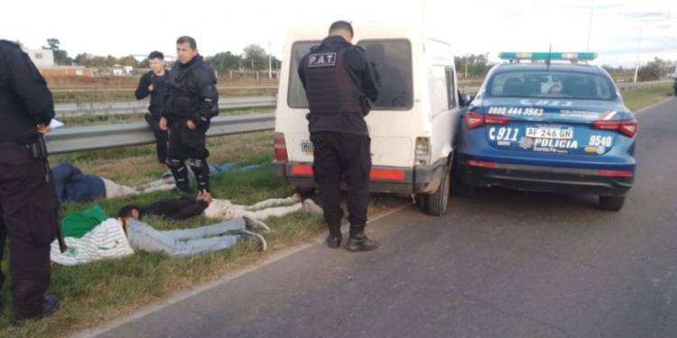 Persecución y choque en la autopista: 4 detenidos y secuestro de dinero