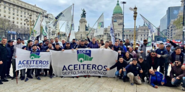 Aceiteros paralizan los puertos de la región en repudio a la Ley Bases