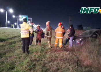 Dos autos chocaron sobre autopista y hay tres heridos