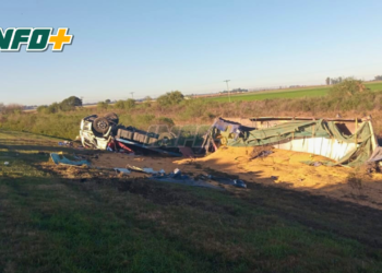 Oliveros: volcó un camión en autopista y su chofer fue hospitalizado