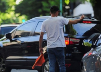 Una localidad de la región prohibió a los «cuidacoches»