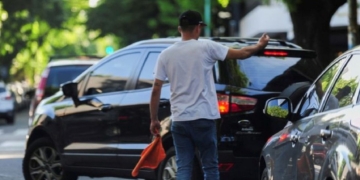 Una localidad de la región prohibió a los «cuidacoches»