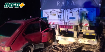 Un auto colisionó contra un camión estacionado y su conductor sufrió heridas graves