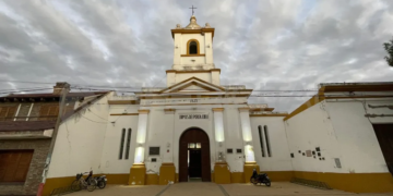 El cura párroco de Coronda realiza una colecta para pagar la boleta de luz de la Parroquia