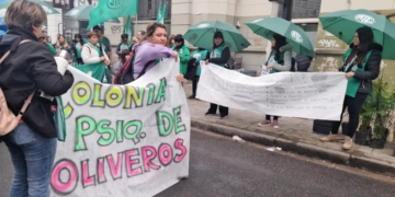 Trabajadores de la Colonia de Oliveros se manifestaron frente al Ministerio de Salud