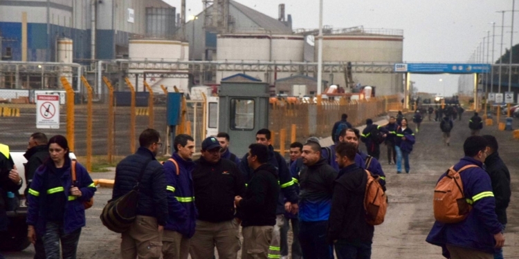 Un sorpresivo paro de aceiteros paralizó los puertos de la región