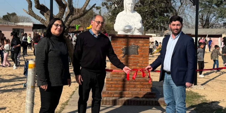 Gaboto celebró el día con los más chiquitos y reinauguró la Plazoleta de las Madres