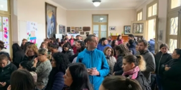 Reclamo de padres en una escuela de Beltrán por supuesto abuso entre menores