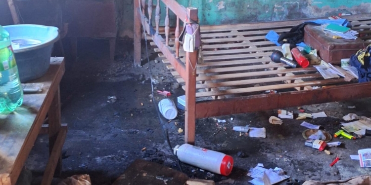 Susto en San Genaro: ardió una habitación y su propietario debió ser atendido por inhalar humo