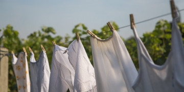 Insólito: lo atraparon robando ropa colgada en el patio de una casa