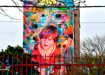 Artistas de la región pintaron un nuevo y gigante mural de Lionel Messi