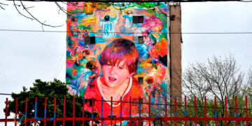 Artistas de la región pintaron un nuevo y gigante mural de Lionel Messi