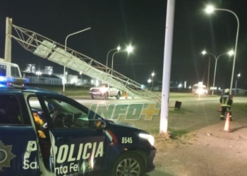 Un camión chocó y tiró abajo un cartel de la autopista: hay calzada reducida