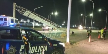Un camión chocó y tiró abajo un cartel de la autopista: hay calzada reducida
