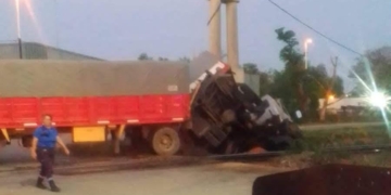 Un chofer se arrojó desde su camión antes de ser impactado por el tren