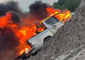 Abordaron a una familia en autopista a mano armada, les robaron la camioneta y la incendiaron