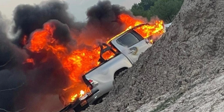 Abordaron a una familia en autopista a mano armada, les robaron la camioneta y la incendiaron