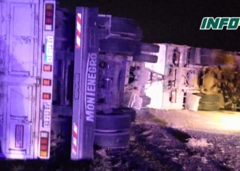 Impactante vuelco de un camión sobre autopista cargado con harina