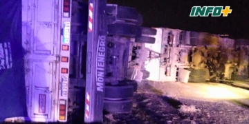 Impactante vuelco de un camión sobre autopista cargado con harina