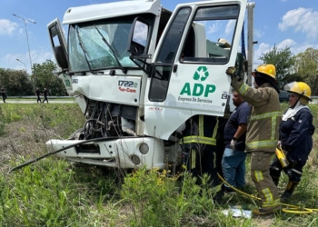 Bomberos rescataron a un camionero tras un fuerte choque en autopista