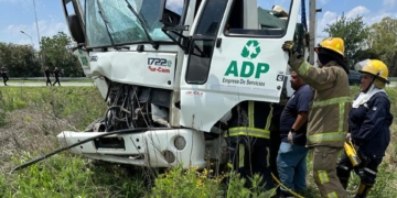 Bomberos rescataron a un camionero tras un fuerte choque en autopista
