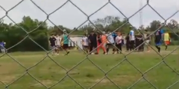 Agresiones, policías heridos y balas de goma en un partido de la Liga Galvense