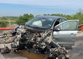 Un auto impactó contra  la baranda de un puente en autopista y su conductor resultó herido